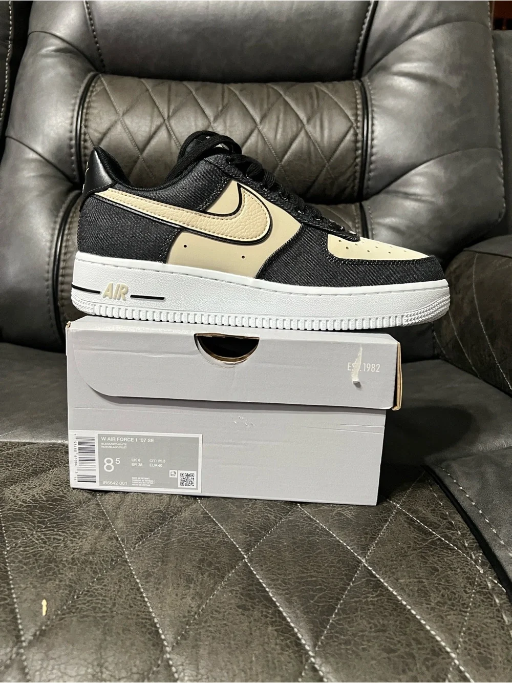 Nike Low-Top Sneakers Black & Beige